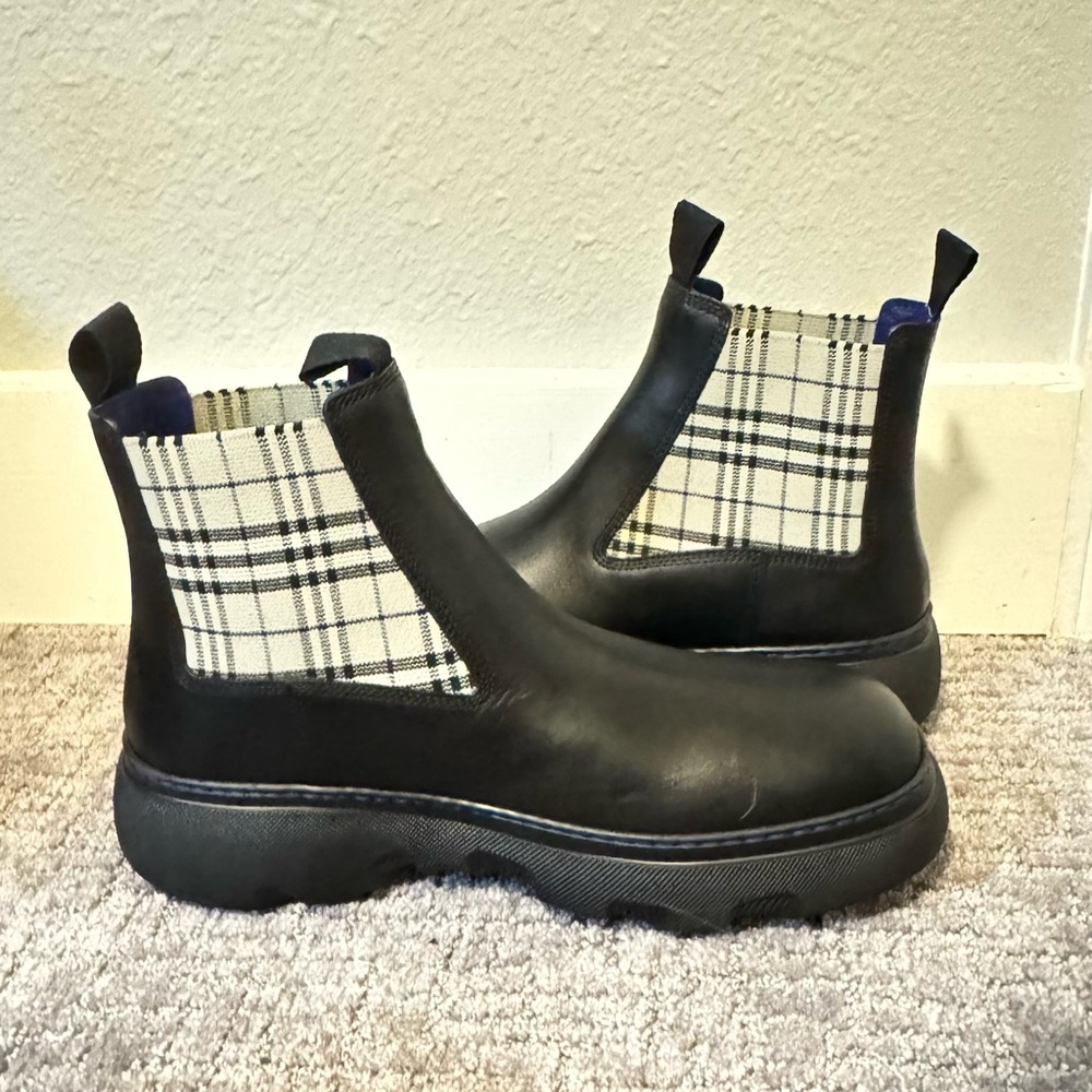 💰⬇️BURBERRY Black Leather Chelsea Boot with Blue Plaid Accent Men’s EU 45 - Picture 2 of 16